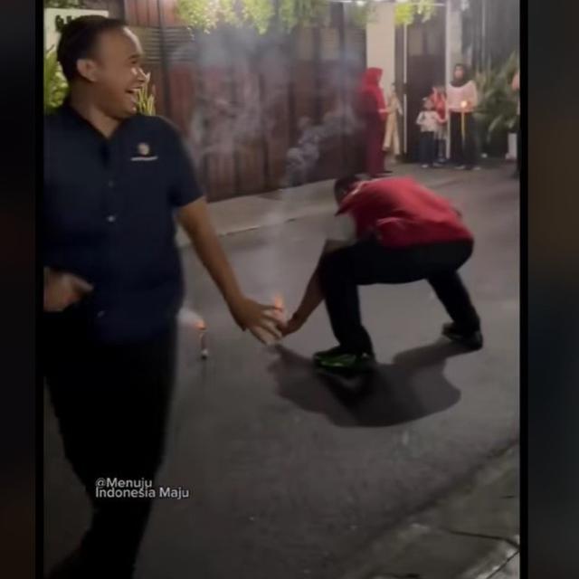 Jokowi Rayakan Tahun Baru dengan Main Kembang Api Bareng Cucu, Ekspresi Paspampres Bikin Salah Fokus.  foto: TikTok @menujuindonesiamaju