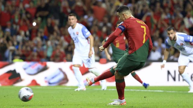 Foto: Momen Cristiano Ronaldo Bikin Repot Bek Lawan, Portugal Taklukkan Slovakia di Kualifikasi Euro 2024