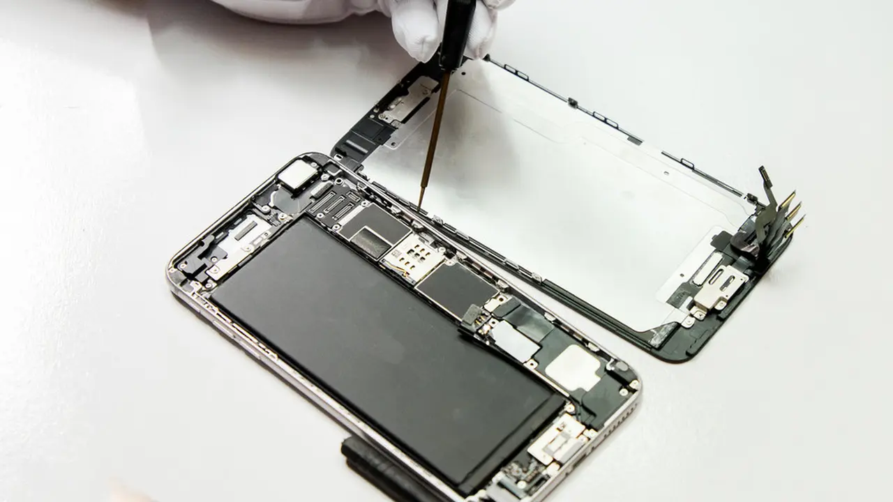 Ilustrasi smartphone yang di servis