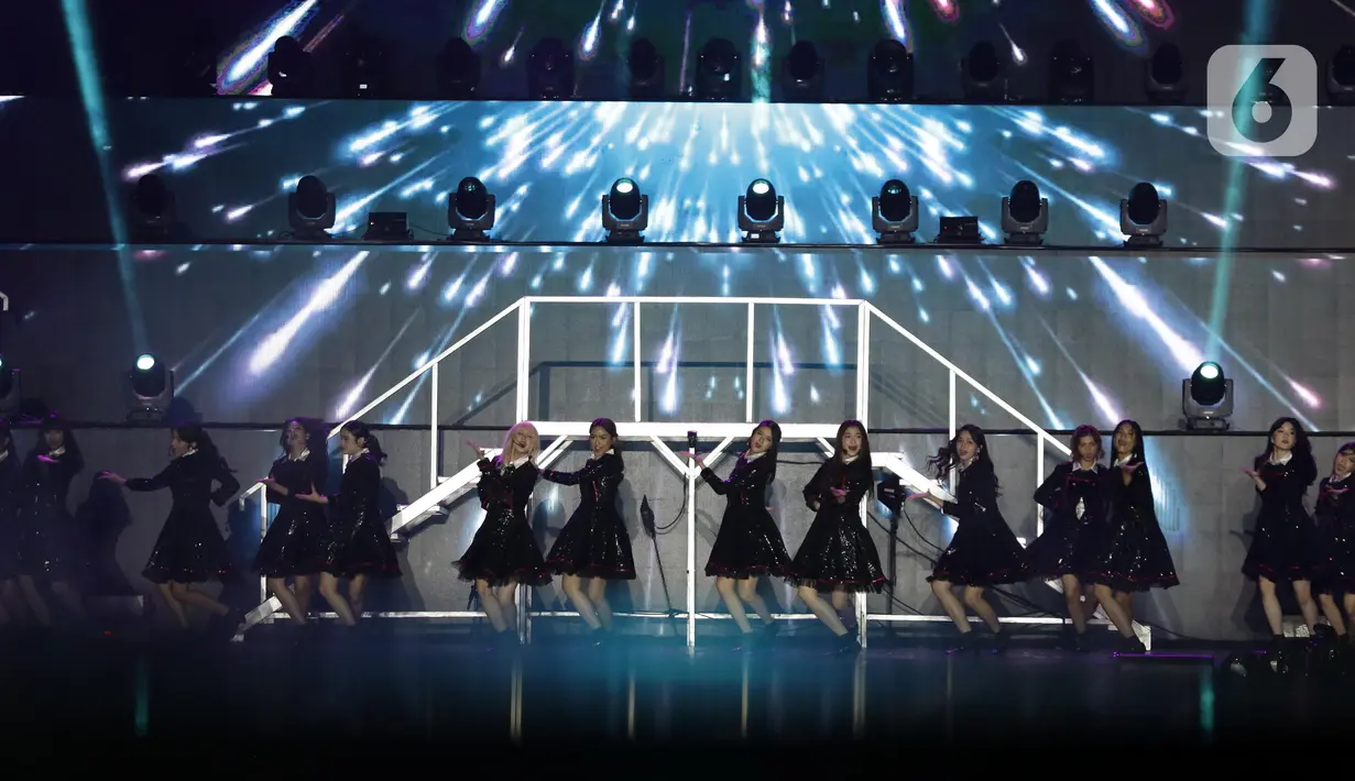 Kelompok penyanyi JKT48 saat tampil di panggung JISPHORIA yang digelar di Jakarta International Stadium (JIS), Sabtu (1/10/2022). JKT48 tampil enerjik membawakan sejumlah lagu untuk memuaskan dahaga penggemarnya. (Liputan6.com/Helmi Fithriansyah)