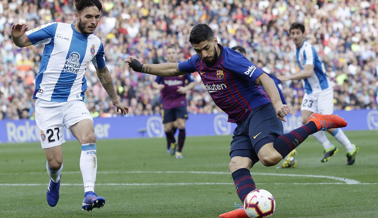 Striker Barcelona, Luis Suarez, menendang bola saat melawan Espanyol pada laga La Liga di Stadion Camp Nou, Sabtu (30/3). Barcelona menang 2-0 atas Espanyol. (AP/Manu Fernandez)