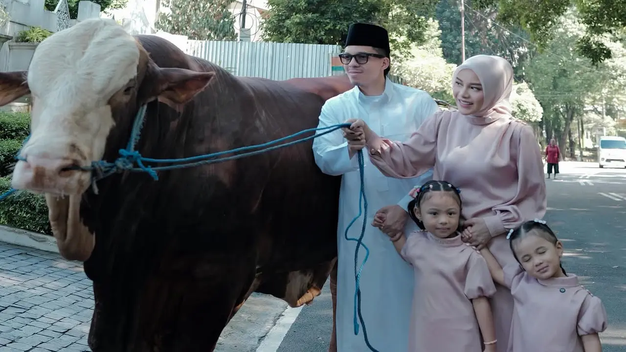 Artis Berfoto Bersama Sapi Kurban Mereka saat Iduladha 2026. [@aurelie.hermansyah]