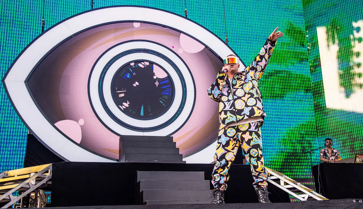 Penampilan Bad Bunny saat tampil dalam Coachella Music & Art Festival di Indio, California, Amerika Serikat, 14 April 2019. (Photo by Amy Harris/Invision/AP)
