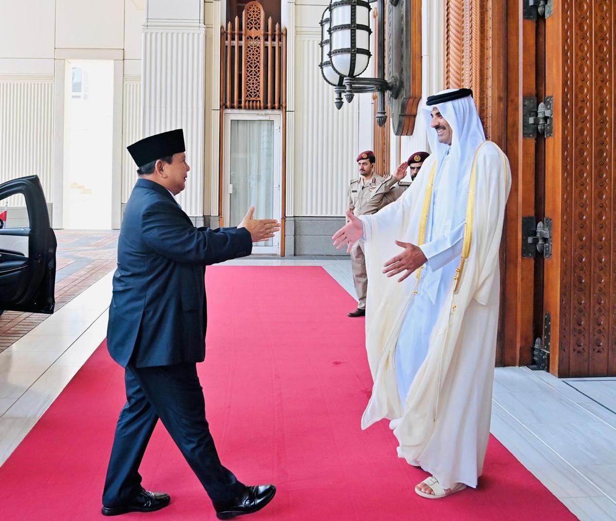 Prabowo Disambut Hangat Emir Qatar di Istana Amiri Diwan