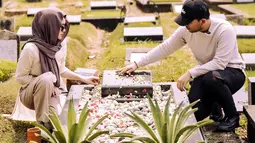 Adjie Massaid telah berpulang untuk selamanya pada 13 tahun yang lalu. namun demikian, Thariq Halilintar tetap menunjukkan ras ahormat dengan minta izin untuk meminang Aaliyah Massaid.