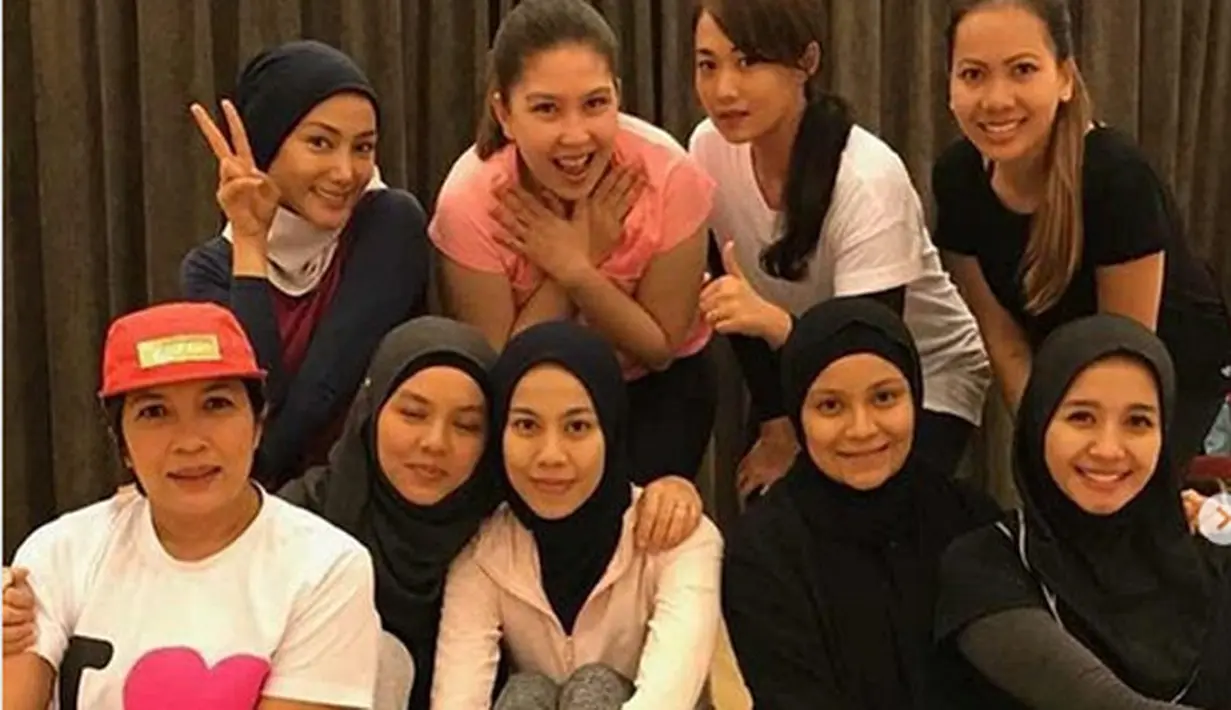 "Zumba mumba gang!!" dalam akun pribadi Erra Fazira. Beberapa foto dibagikan oleh mantan istri Engku Emran itu. Keakraban kedua artis itu membuat senang para pengikut di instagram. Foto itu disukai 22.866. (Instagram/laudyacynthiabella)