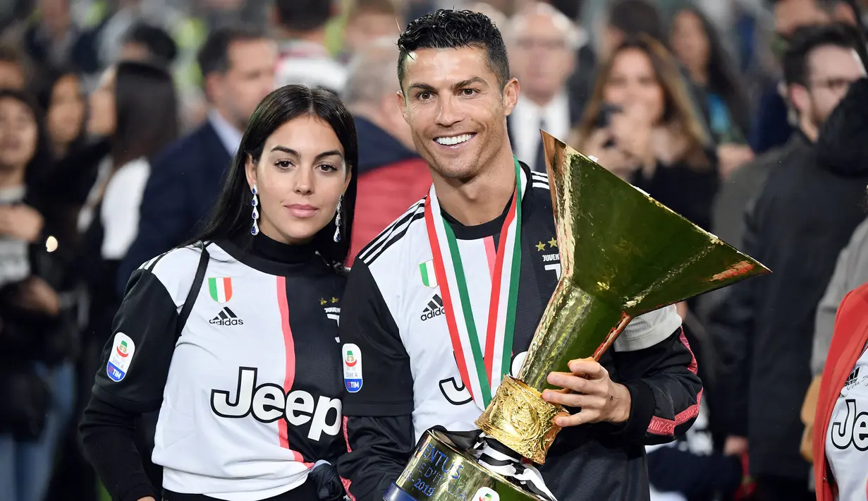 Bersama Juventus yang diperkuatnya selama 3 musim usai didatangkan dari Real Madrid dengan nilai transfer 117 juta euro pada awal musim 2018/2019, Cristiano Ronaldo mampu menjuarai Serie A dua kali berturut-turut pada musim 2018/2019 dan 2019/2020. (AFP/Marco Bertorello)