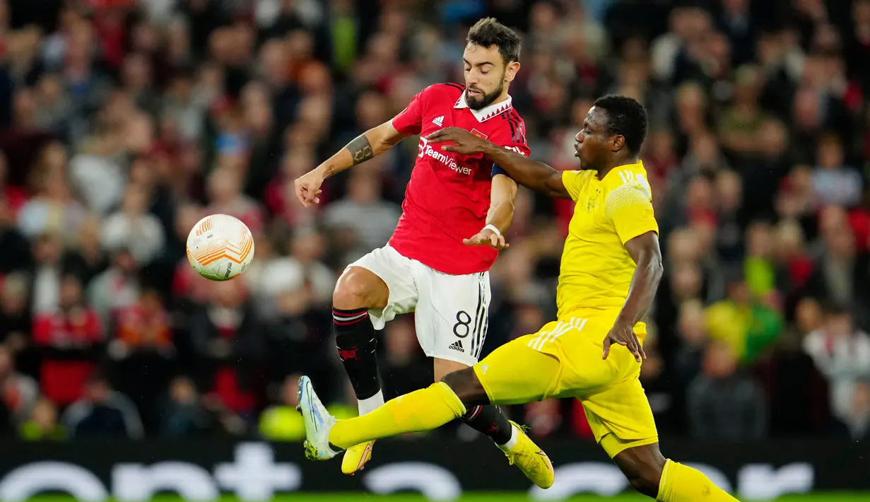 Pemain Sheriff Salifu Mudasiru mencoba menjegal pemain Manchester United Bruno Fernandes (kiri) pada pertandingan sepak bola Grup E Liga Europa di Old Trafford, Manchester, Inggris, 27 Oktober 2022. Manchester United menang 3-0. (AP Photo/Jon Super)