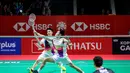 Pertarungan berjalan ketat hingga poin-poin krusial, sebelum akhirnya pasangan Indonesia berhasil mengamankan gim pembuka dengan skor tipis 22-20. Tampak dalam foto, pasangan ganda putra Indonesia Raymond Indra/Nikolaus Joaquin saat bertanding melawan wakil Prancis, Eloi Adam/Leo Rossi di Istora Gelora Bung Karno (GBK), Senayan, Jakarta, Selasa (20/1/2026). (Bola.com/Bagaskara Lazuardi)