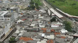 Suasana pemukiman padat Kampung Bandan, Jakarta, Senin (30/5).Lahan kosong akan disekitaran lokasi akan digunakan untuk membangun Rumah Susun Sewa (Rusunawa) bagi warga Kampung Bandan.(Liputan6.com/Gempur M Surya)