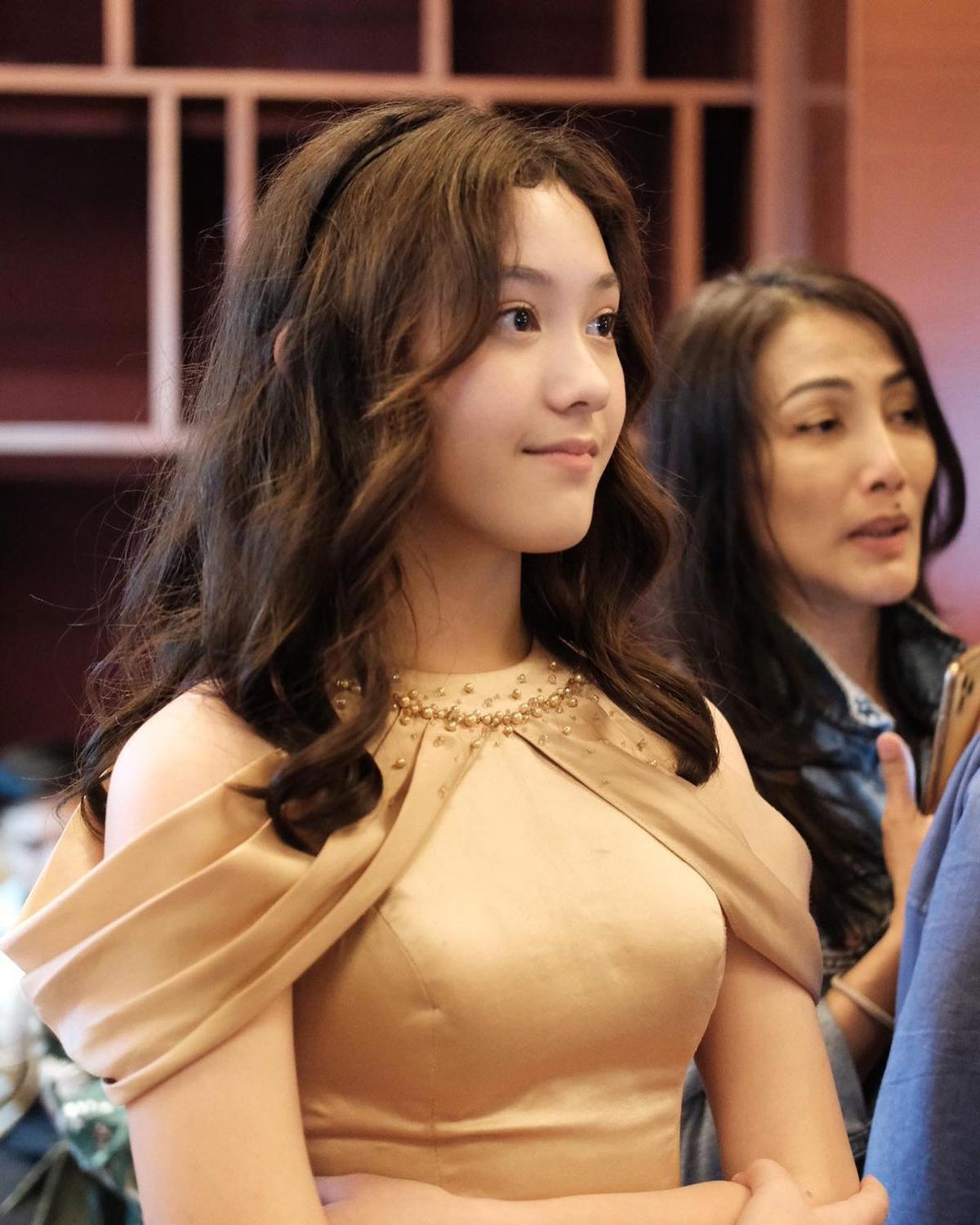 Potret Mikhaela Dampingi Nafa Urbach Saat Pelantikan DPR, Tampil Berkebaya - Makin Cantik