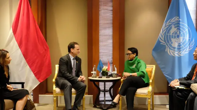 Menlu Retno Marsudi melangsungkan pertemuan secara terpisah dengan Commissioner General UNRWA,  Pierre Krähenbühl dan Menlu Palestina, Riad Maliki (Kemlu.go.id)