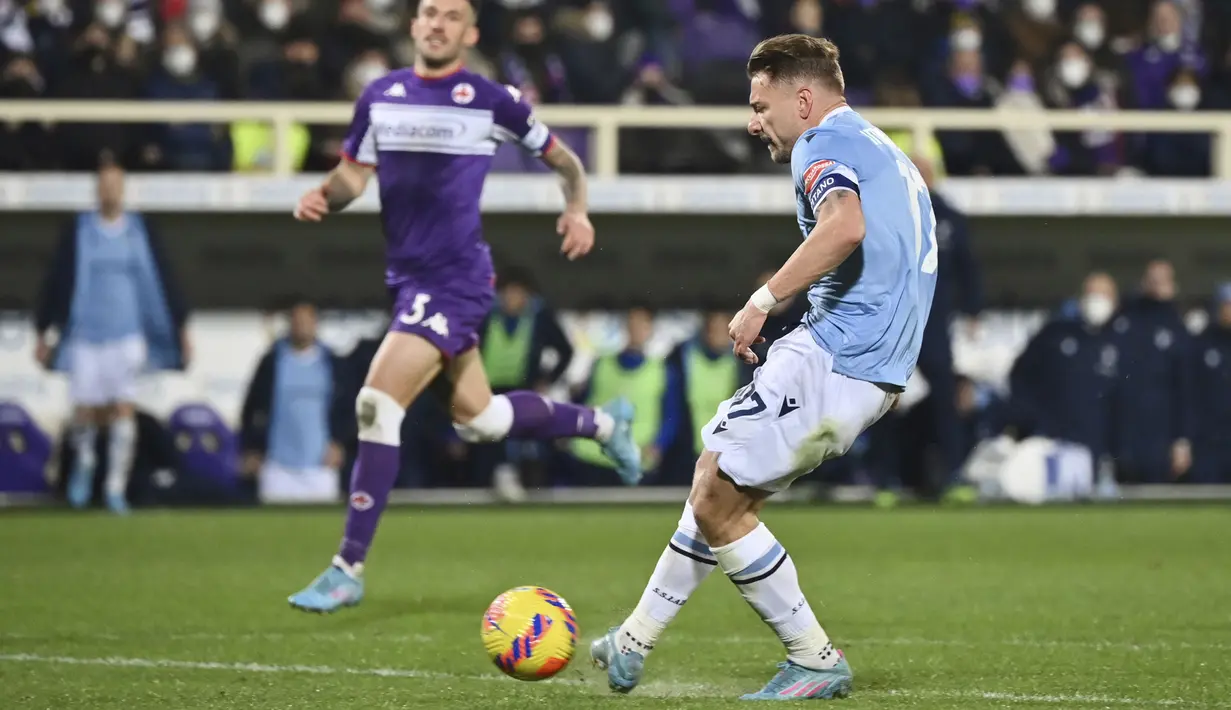 Immobile benar-benar menjadi momok menakutkan lini belakang Fiorentina saat dirinya merangsek masuk ke jantung pertahanan mereka. Pemain asal Italia tersebut tercatat beberapa kali membuat peluang meski di babak pertama berkahir dengan skor kacamata. (La Presse via AP/Massimo Paolone)