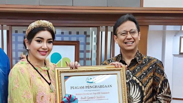 Menkes Terima Penghargaan Pahlawan Transformasi Kesehatan Indonesia dari PDSI dan Koalisi