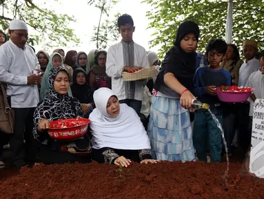 Tangis keluarga, kerabat, dan sahabat mengiringi pemakaman jenazah penyanyi Yanni Rusiana Djunaedi (51) atau Yanni "Libels" di TPU Tanah Kusir, Jakarta, Kamis (26/3/2015).  (Liputan6.com/Panji Diksana)