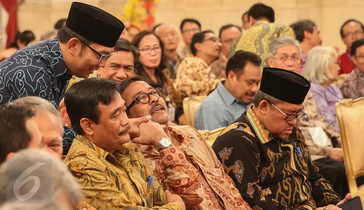 Gubernur Banten Rano Karno (tengah) dan Wagub DKI Djarot Syaiful Hidayat (kiri) menghadiri peringatan Hari Habitat Dunia 2015 di Istana Negara Jakarta, Selasa (6/10). Hari Habitat Dunia diperingati setiap Senin pertama Oktober.(Liputan6.com/Faizal Fanani)