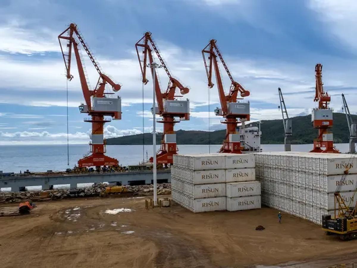 "Kemudian meningkatnya itu multi dimensi, penurunan harga komoditas dunia dan terkait isu decarbonisation dan green trade," pungkasnya.