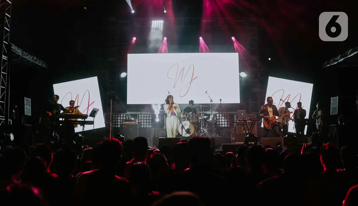 Penampilan Marion Jola saat tampil dalam festival musik Love Fest di Istora Senayan, Jakarta, Sabtu (22/2/2020). Dalam penampilannya Marion membawakan sejumlah lagu hitsnya seperti tak ingin pisah lagi, rayu, favorite sin. (Liputan6.com/Faizal Fanani)