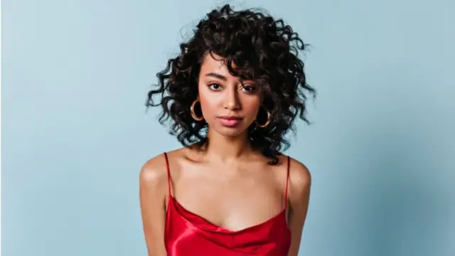 Ilustrasi Model Rambut Curly Bob untuk Rambut Keriting (Credit: lookstudio/freepik)