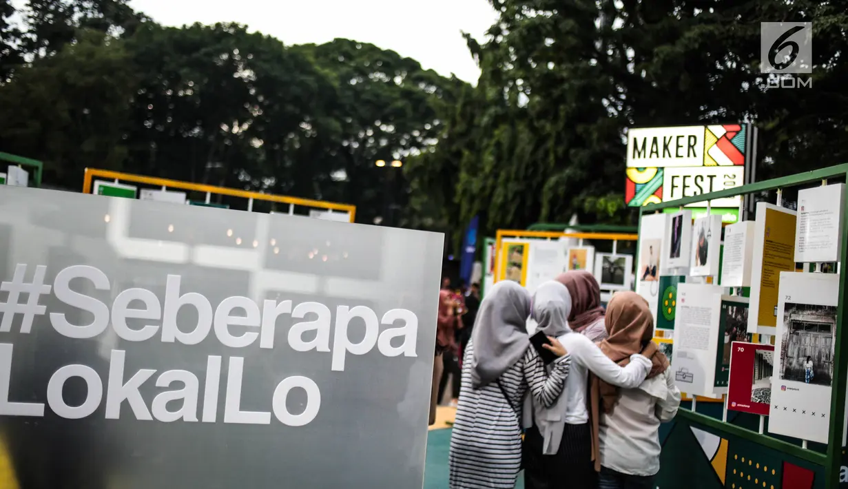 Pengunjung  mengamati produk kerajinan UKM dalam acara MakerFest 2018 di Gelora Bung Karno, Senayan, Jakarta, Minggu (16/12). Sebanyak 102 UMKM berpartisipasi dalam Gerakan Bangga Kreasi Lokal di Makerfest Indonesia. (Liputan6.com/Faizal Fanani)
