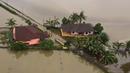 Foto udara menunjukkan dua rumah yang dikelilingi oleh banjir setelah hujan lebat di Kota Bharu, negara bagian Kelantan, Malaysia pada tanggal 1 Desember 2024. (MOHD RASFAN/AFP)