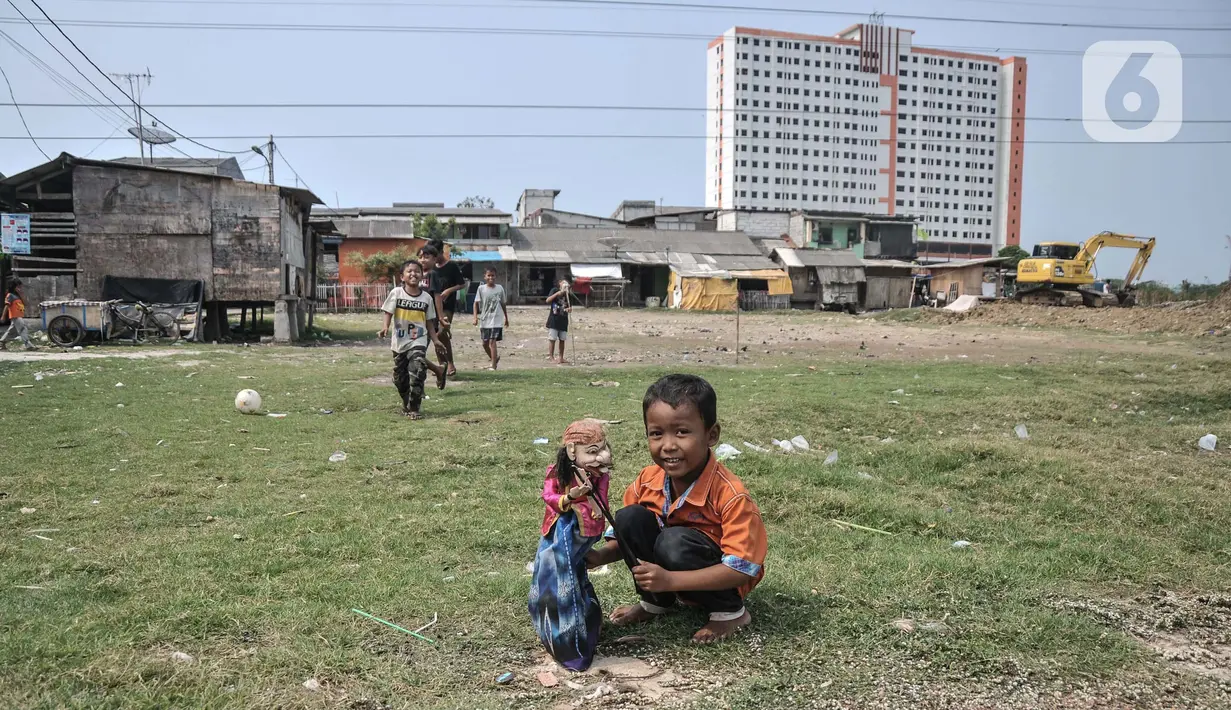 Anak-anak saat bermain di perkampungan kumuh kawasan Semper, Cilincing, Jakarta, Selasa (12/10/2021). Data Badan Pusat Statistik (BPS) Provinsi DKI Jakarta per September 2021 mencatat, jumlah penduduk miskin di Ibu Kota mencapai 362 ribu jiwa. (merdeka.com/Iqbal S. Nugroho)
