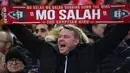 Seorang pendukung Liverpool memegang spanduk dukungan untuk Mohamed Salah saat menyaksikan pertandingan melawan Manchester City di Liga Champions di Anfield, Liverpool (4/4). (AFP Photo/Anthony Devlin)