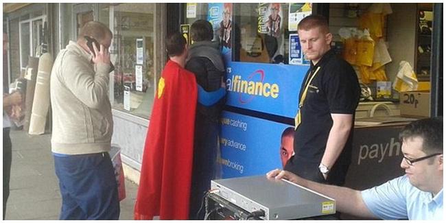 Superman sedang mengunci tersangka (c) dailymail