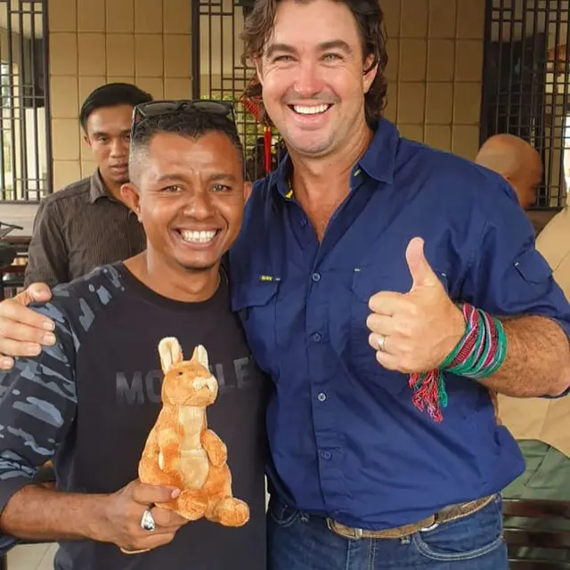 Gagal Tangkap Buaya Berkalung Ban, Ini 7 Potret Matt Wright dengan Tim