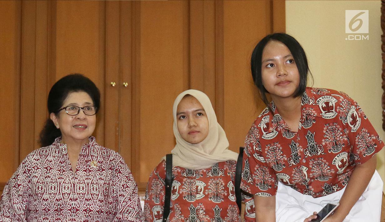 Menkes Nila F Moeloek bersama dua pelajar SMA asal Palangkaraya saat konferensi pers terkait bajakah di Kemenkes, Jakarta, Senin (26/8/2019). Menkes bertemu dengan tiga pelajar SMA asal Palangkaraya yang berhasil menemukan potensi akar Bajakah sebagai obat kanker. (Liputan6.com/Herman Zakharia)