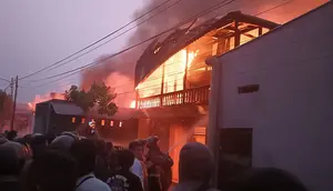 Detik-Detik Kebakaran Hebat di Manado, 7 Bangunan Terdampak