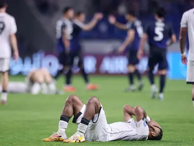 Ekspresi pemain belakang Timnas Indonesia, Yance Sayuri (tengah) usai pertandingan putaran ketiga Kualifikasi Piala Dunia 2026 zona Asia grup C melawan Jepang di Stadion Panasonic Suita, Osaka, Selasa (10/6/2025). (PAUL MILLER/AFP)