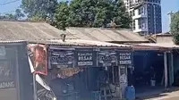 Kawanan Monyet Liar Gegerkan Warga Tangsel, Bergelantungan di Kabel hingga Loncat ke Atap Rumah