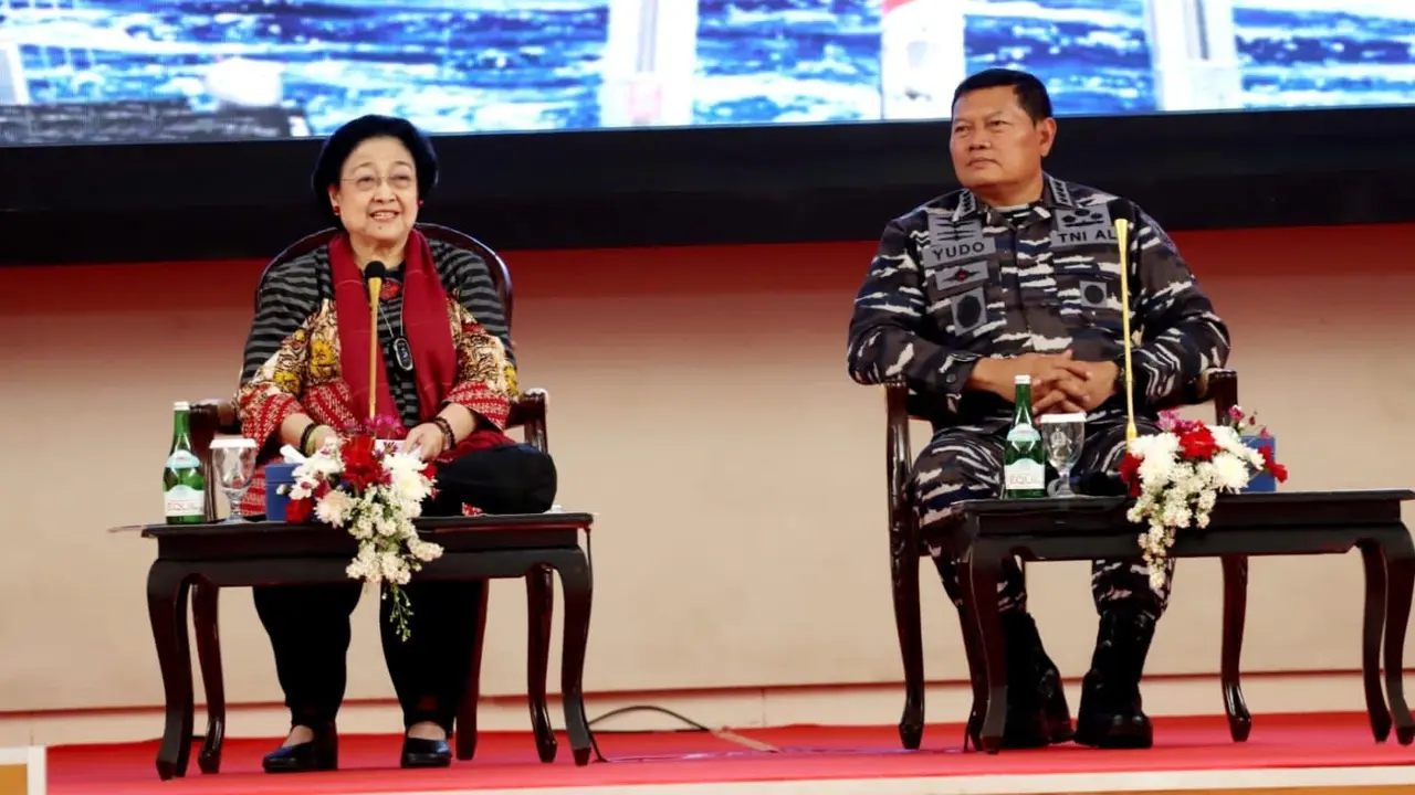 Presiden RI Kelima, Megawati Soekarnoputri (kiri), di Kampus Sekolah Staf dan Komando TNI Angkatan Laut (Seskoal) (Istimewa)