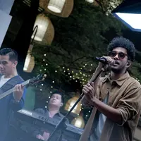 Teddy Adhitya di "Holiday Rock Online Music Concert Live From Your Neighborhood" yang diselenggarakan UNIQLO. Foto: Document/UNIQLO.