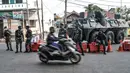 Aparat TNI menjaga penyekatan PPKM Darurat di kawasan Lampiri, Kalimalang, Jakarta, Senin (5/7/2021). Penyekatan ini akan berlangsung selama 24 jam saat masa PPKM Darurat. (merdeka.com/Iqbal S. Nugroho)