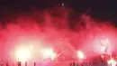 Pendukung PSS Sleman, Brigata Curva Sud menyalakan suar usai laga Piala Kemerdekaan menghadapi Persepam Madura United di Stadion Wilis, Madiun, Sabtu (15/08/2015). Persepam berhasil taklukan PSS 2-0. (Bola.com/Robby Firly)