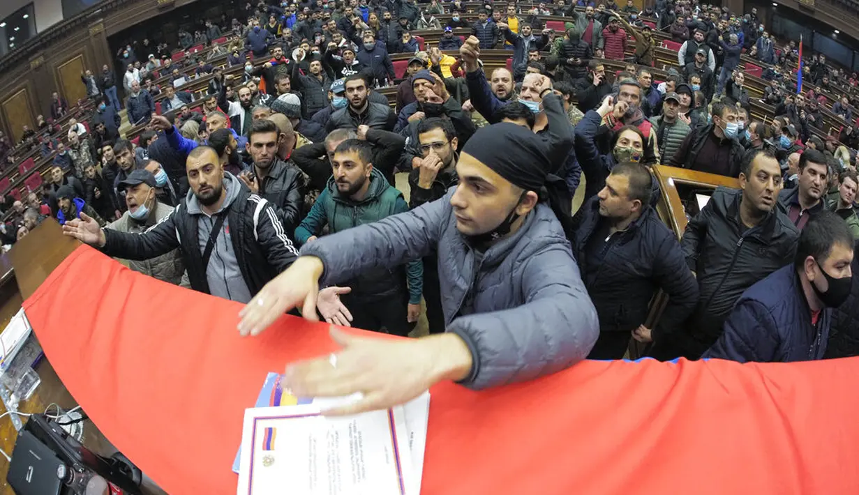 Demonstran masuk ke Gedung Parlemen memprotes kesepakatan untuk menghentikan pertempuran di wilayah Nagorno-Karabakh, Yerevan, Armenia, Selasa (10/11/2020). PM Armenia Nikol Pashinian menyerukan diakhirinya pertempuran dengan Azerbaijan. (AP Photo/Dmitri Lovetsky)