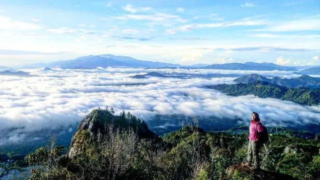 Pendaki di puncak Gunung Sesean, titik tertinggi Toraja.