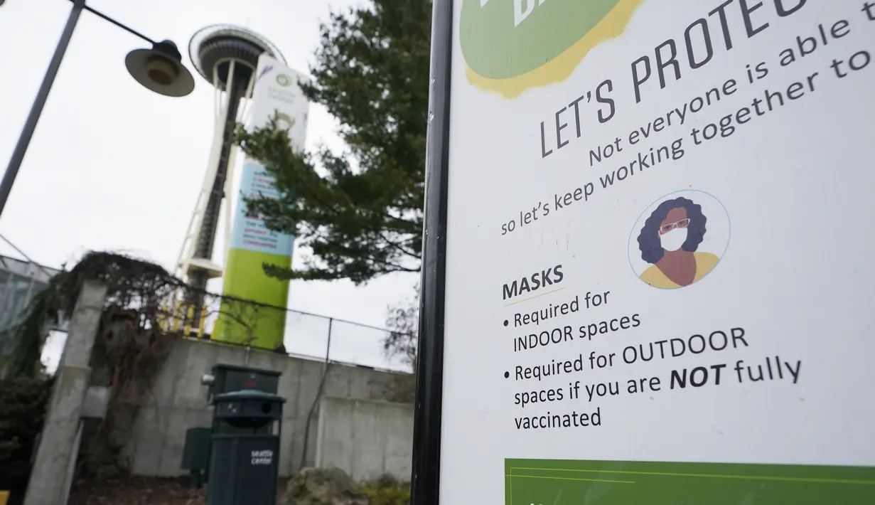 Sebuah tanda di dekat Space Needle tertulis masker diperlukan untuk ruang dalam ruangan pada 17 Februari 2022. Gubernur Jay Inslee mengatakan mandat masker dalam ruangan di negara bagian Washington akan dicabut pada 21 Maret, termasuk di sekolah dan fasilitas penitipan anak. (AP Photo/Ted S. Warren)