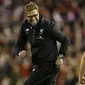 Manajer Liverpool, Jurgen Klopp, merayakan kemenangan atas Stoke City bersama Lucas Leiva di leg kedua semifinal Piala Liga Inggris di Stadion Anfield, Liverpool, Rabu (26/1/2016) dini hari WIB. (Action Images via Reuters/Carl Recine)