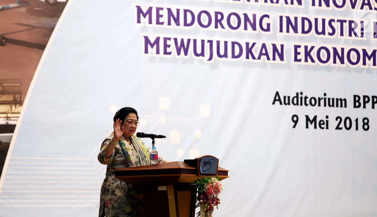 Presiden ke-5 Megawati Soekarnoputri memberi sambutan saat dialog di gedung BPPT, Jakarta, Rabu (9/5). Dalam sambutannya, Megawati menyampaikan rasa syukurnya atas kesembuhan Habibie dan telah kembali ke Tanah Air. (Liputan6.com/JohanTallo)
