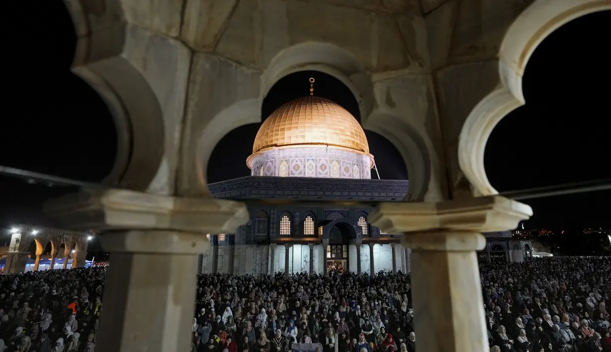 <p>Umat Muslim Palestina berdoa selama malam Lailatul Qadar di depan Masjid Kubah Batu, di kompleks Masjid Al Aqsa di Kota Tua Yerusalem, Rabu (27/4/2022). Lailatul Qadar ditandai pada hari ke 27 bulan suci Ramadhan dan diperingati sebagai malam Nabi Muhammad menerima wahyu pertama Al-Qur'an.  (AP Photo/Mahmoud Illean)</p>