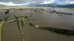 Banjir menutupi Highway 1 di Abbotsford, British Columbia, Kanada, Selasa (16/11/2021). Hujan deras selama dua hari di provinsi British Columbia menyebabkan banjir besar.  (Jonathan Hayward/The Canadian Press via AP)