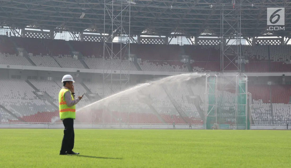 Pekerja berada di area proyek renovasi Stadion Utama Gelora Bung Karno, Jakarta, Kamis (23/11). Kementerian PUPR menargetkan seluruh venue olahraga untuk Asian Games XVIII selesai akhir Desember 2017. (Liputan6.com/Angga Yuniar)