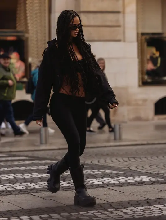 Sepatu boots tempur hitam jadi aksesori favorit dan andalan Juliana Nalu dalam setiap kesempatan (IG @juliananalu)