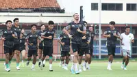 Persebaya Surabaya berlatih di Lapangan THOR, Surabaya, Jumat (29/3/2024) sore. (Bola.com/Aditya Wany)