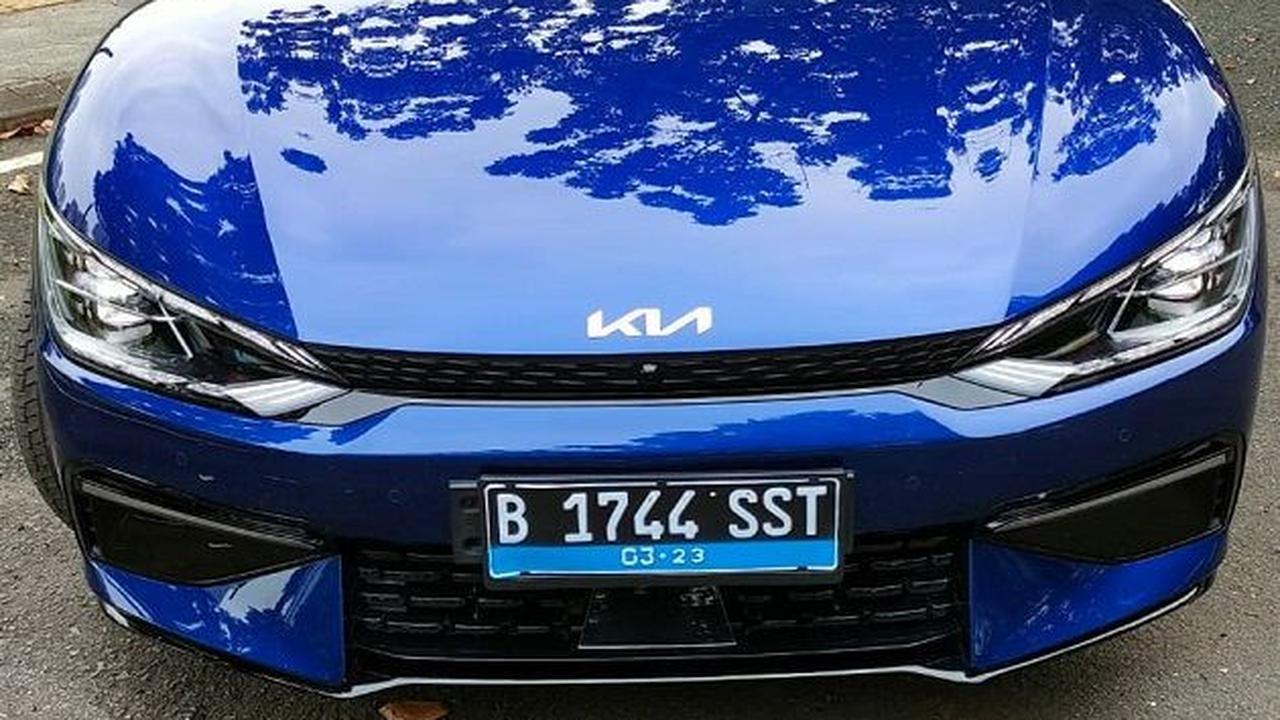 9. Kia EV6

Penjualannya mencapai 22 unit. Termasuk mobil listrik dengan jarak tempuh terjauh di dunia: 506 km.
Di Indonesia, mobil listrik sport ini dijual Rp 1,29 miliar
