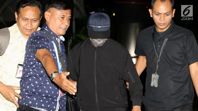 Berjaket dan Kacamata Hitam Ketua Umum PPP Romahurmuziy Digelandang KPK