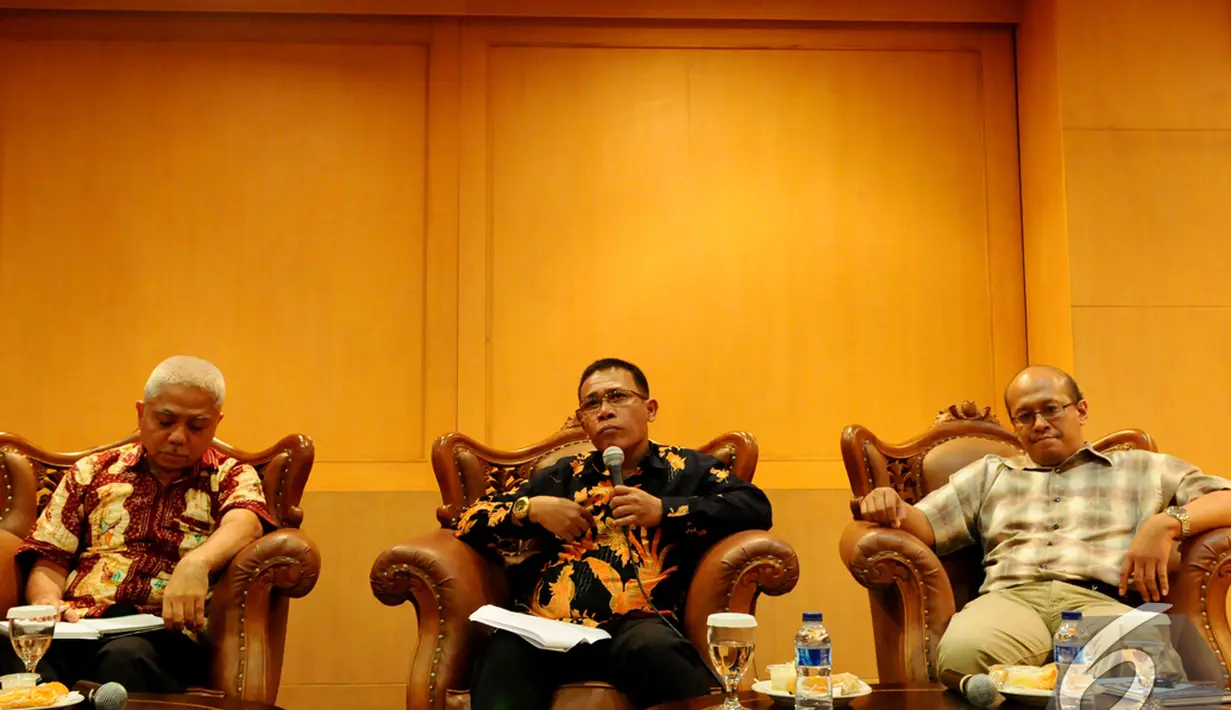 Pakar Hukum UI Akhiar Salmi, Anggota MPR RI Masinton Pasaribu dan Indonesian Legal Roundtable Firmansyah Arifin saat menjadi pembicara di Gedung MPR RI, Jakarta, Senin (15/12/2014). (Liputan6.com/Andrian M Tunay)